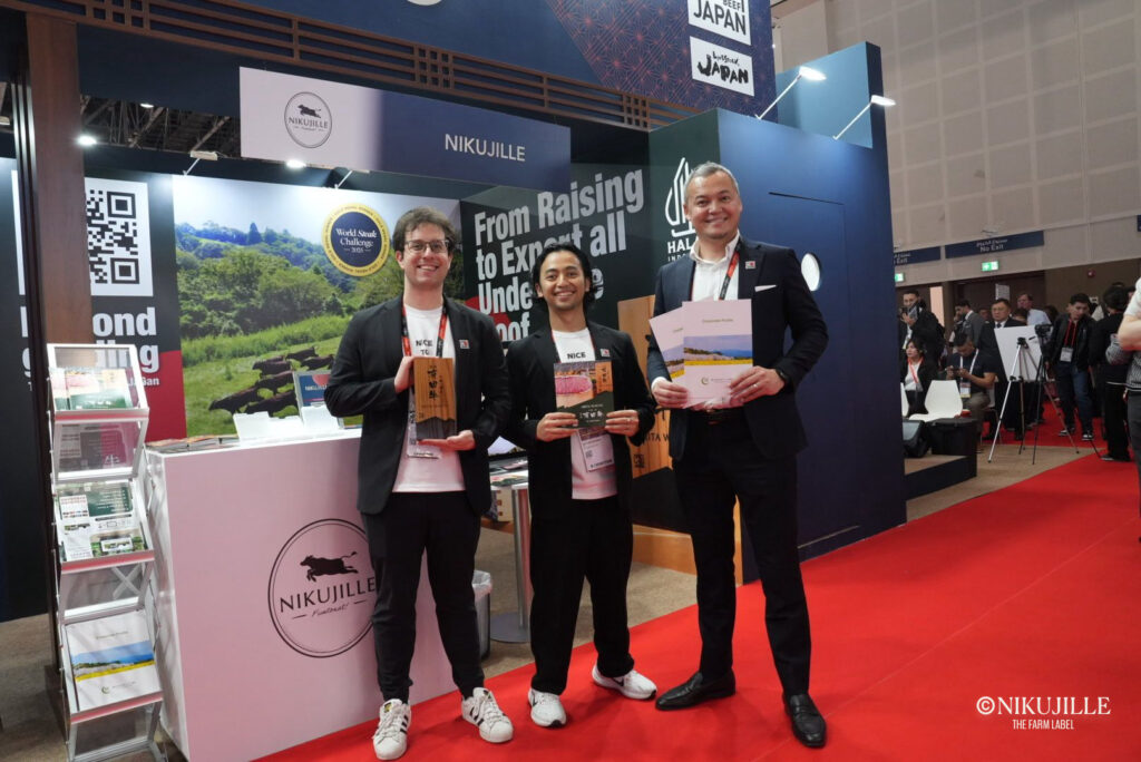 Fotografía del director general de NIKUJILLE, James Arita, y de dos miembros de la empresa en la feria Gulfood 2026, celebrada en Dubái