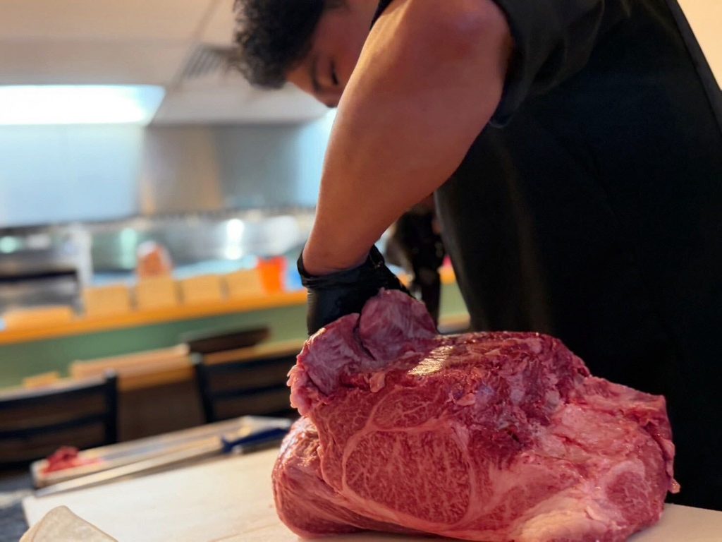 primer-plano-del-corte-con-cuchillo-de-wagyu